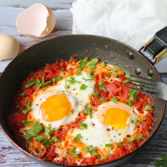 Яичница с консервированными помидорами