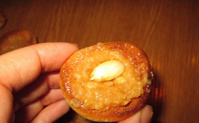 1. Этап. Печенье Персики: 8. Смешиваем сердцевину заготовок со сгущенным молоком и кладем в середину орешек (по вашему вкусу). Соединяем половинки.