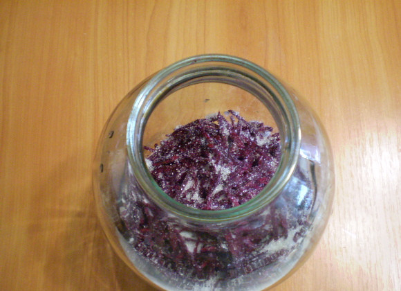 1. Этап. Сыроедческий квас: В чистую стерильную банку сложите на дно сахар и свеклу.