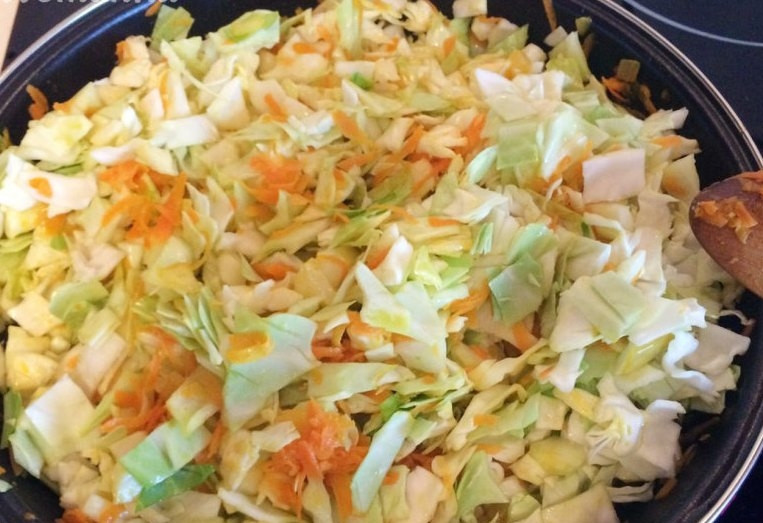 1. Этап. Тушеная капуста с помидорами: Спустя 10 минут овощную смесь перемешайте и закиньте к ней лавровый лист с перцем горошком. Потом добавьте помидоры и соль, перец по вкусу. Не забывайте иногда помешивать блюдо.