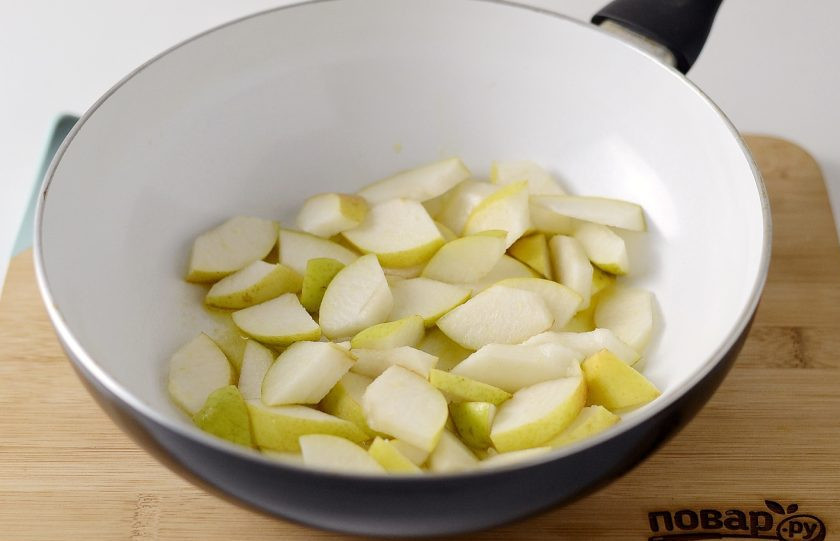 1. Этап. Грушевый соус: В сковороде растопите сливочное масло. Добавьте груши. Потомите их примерно 1-2 минуты, иногда помешивая.