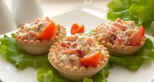 1. Этап. Тарталетки с икрой трески: Начиняйте тарталетки. Вам понадобится примерно по полторы столовой ложки в каждую. Готово! Можно подавать к столу!