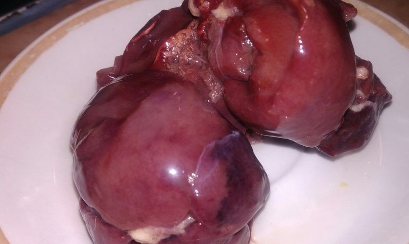 1. Этап. Отбивные из куриной печени в овсяных отрубях: 1. Люблю использовать для этого блюда куриную печень, поскольку она нежная и быстро готовится. Если вы любите говяжью — пожалуйста.