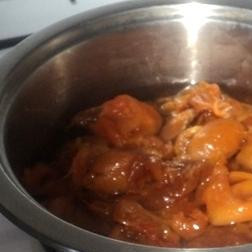 1. Этап. Пирог с урюком: Урюк отварить на среднем огне, затем остудить и удалить косточки.