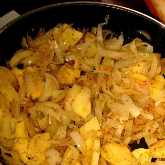 1. Этап. Тюрингский луковый суп: Добавляем специи, перемешиваем и снимаем с огня.