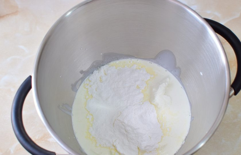 1. Этап. Сладкая шаурма: Для крема взбейте сливки, сыр и сахарную пудру в пышный крем.