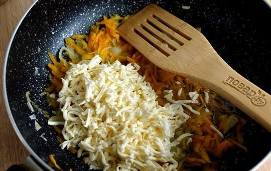 1. Этап. Солянка рыбная: 5. Добавьте плавленый сырок, натертый на терке, несколько столовых ложек бульона. Размешайте и готовьте до растворения сырка. Затем закиньте поджарку в бульон.