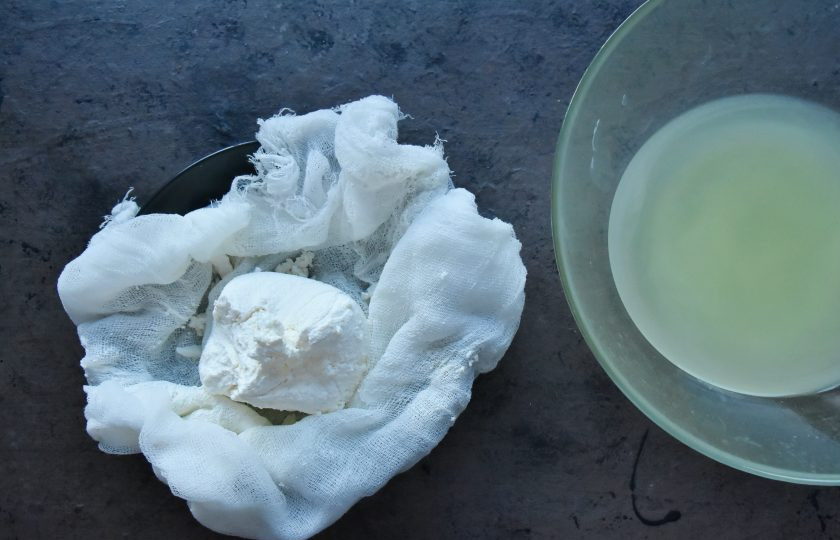 1. Этап. Творожный сыр с вялеными томатами: Завяжите концы марли в узелок, дуршлаг с марлевым мешочком поставьте на емкость, в которую по мере таяния кефира будет стекать сыворотка. Когда перестанет стекать сыворотка извлеките оставшийся в марле творожный сыр и переложите в контейнер. Сыворотку можете использовать для других целей, в этом рецепте она не потребуется.