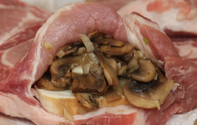 1. Этап. Свинина с грибами, запеченная в духовке: 2. Фаршируем грибами каждый кусочек. Закрываем края мяса зубочистками.