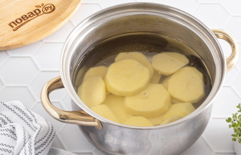 1. Этап. Цветная капуста с картошкой в духовке: Переложите картофель в кастрюлю, влейте воду, подсолите и доведите до кипения. Варите около 5 минут.