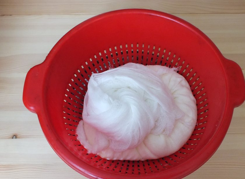 1. Этап. Сыр из кефира и сметаны: Концы марли скрутите в узел или прикройте сверху, но чтобы масса не вытекала.