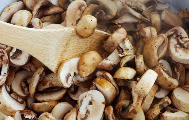 1. Этап. Мексиканский грибной суп: 3. Разогрейте немного оливкового масла и обжарьте грибы на сильном огне пару минут.