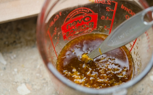 1. Этап. Говядина в апельсиновом соусе: Смешайте соевый соус, сахар, уксус, апельсиновый сок и цедру и 2 ч.л. крахмала.