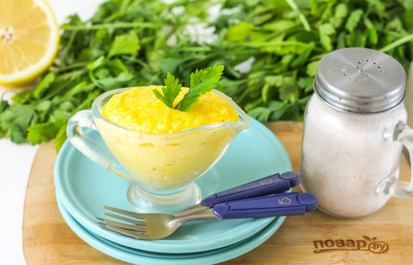 1. Этап. Голландский соус от Гордона Рамзи: Выложите соус в креманку, пиалу, соусник и подайте к столу теплым.