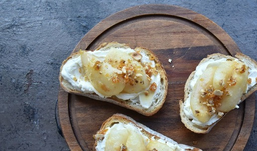 1. Этап. Тосты с грушей и сыром: На поджаренные тосты выложить часть творожного сыра с медом, четвертинки карамелизированных груш и присыпать сверху измельченной карамелью с орехами. Подавать посыпав измельченной мятой.