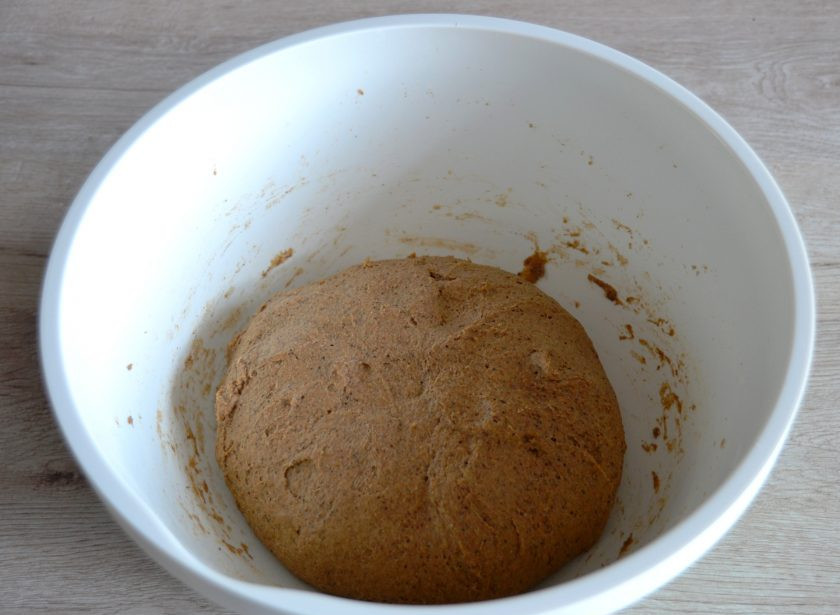 1. Этап. Бездрожжевой хлеб Стройный: К концу брожения тесто увеличилось в объеме, в нем образовались многочисленные пузырьки.