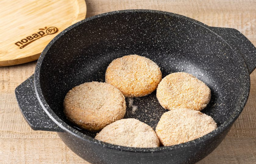 1. Этап. Котлеты из тыквы и манки: Разогрейте на среднем огне растительное масло. Обжарьте котлеты с двух сторон до золотистой корочки. В начале жарьте котлеты под крышкой 4-5 минут, затем переверните и жарьте без крышки ещё 3-4 минуты.