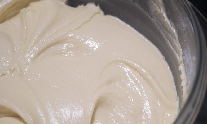 1. Этап. Очень простой и вкусный торт: 1. В глубокой мисочке взбейте яйца с сахаром и сливочным маслом до пышности. Добавьте просеянную муку, разрыхлитель, молоко и ванильный экстракт, продолжая взбивать.