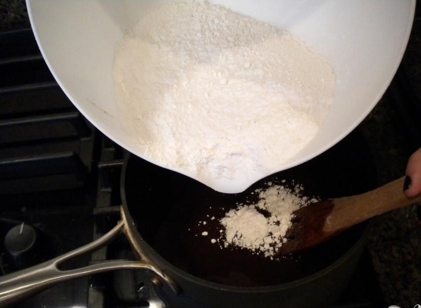 1. Этап. Шоколадный торт Черная вуаль: 2. Готовим торт. Разогреть духовку до 160 градусов. Смазать две круглые формы для выпечки жиром. В большой посудине смешать разрыхлитель, соду, муку и соль. Растопить масло в большой кастрюле на среднем огне. Добавить какао-порошок и оставить на огне, приблизительно на минуту, пока не появится запах. Снять с огня. Добавить пахту, заменитель кофе, коричневый и белый сахар. Мешать, пока сахар не растворится.