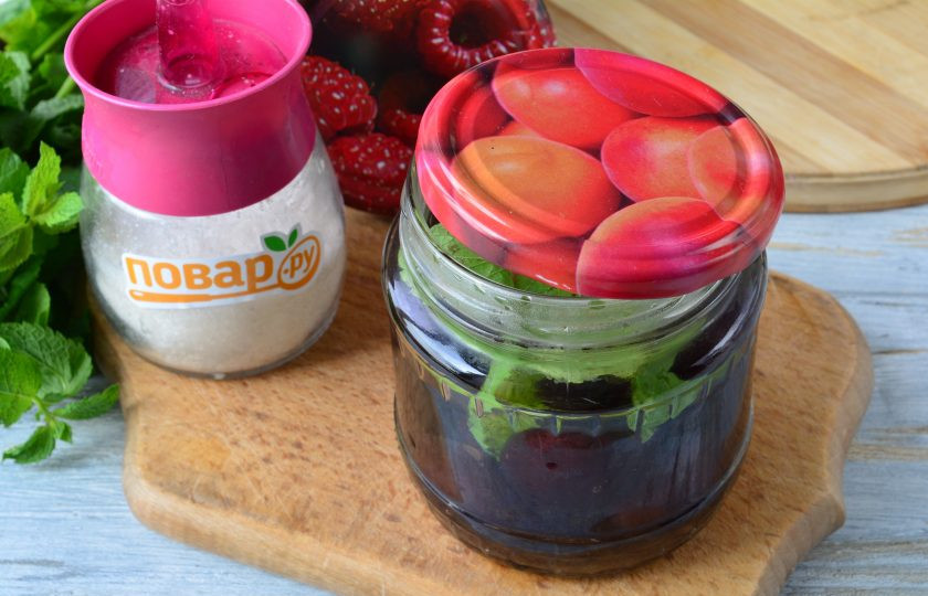 1. Этап. Компот из сливы и мяты на зиму: Прикройте банки крышками и оставьте на 15 минут.