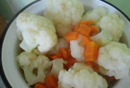 1. Этап. Цветная капуста запеченная в духовке с яйцом: Бульон слить, еще пригодится. Овощи охладить.