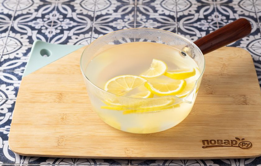 1. Этап. Имбирный чай с лимоном для похудения: Снимите ковшик с плиты, добавьте порезанный лимон. После накройте крышкой и дайте настояться 2-3 часа. Чтобы чай не остывал, его можно укутать в полотенце или перелить в термос.