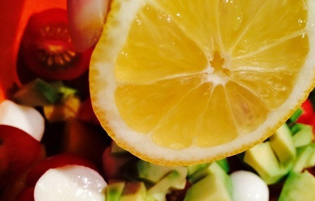 1. Этап. Салат с соусом Наршараб: Сбрызните авокадо лимонным соком, это сохранит его насыщенный цвет.