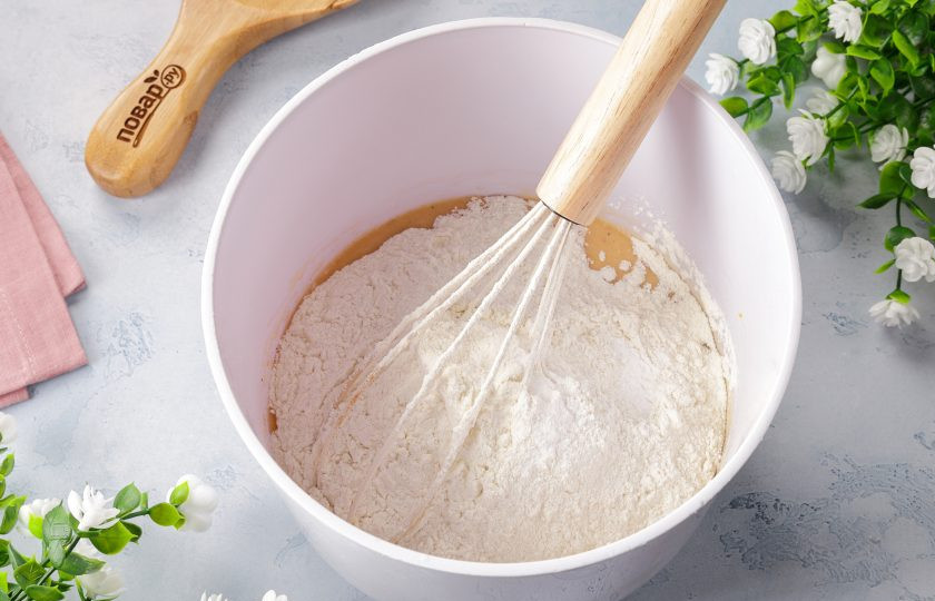 1. Этап. Коржики сахарные: Перемешайте и добавьте сначала муку в/с и соду.