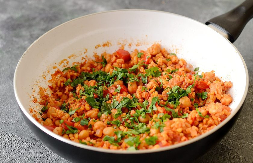 1. Этап. Пилав из булгура с нутом: Снимите кастрюлю с плиты, дайте постоять 5 минут. В конце добавьте мелко порубленную мяту и петрушку.