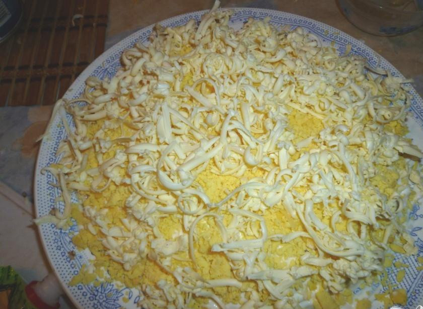 1. Этап. Торт Салатный: Берем замороженное масло и трем сверху.