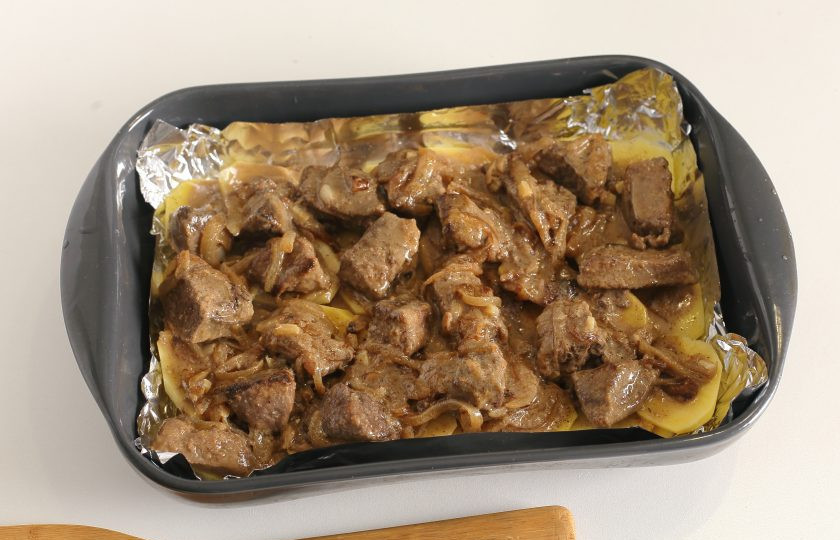 1. Этап. Картофель запеченный с говяжьей печенью в сметане: Сверху картофель залейте соусом на основе сметаны вместе с кусочками печени.