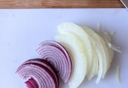 1. Этап. Сэндвич «Патти Мелт» с индейкой: Лук чистим, режем полукольцами.