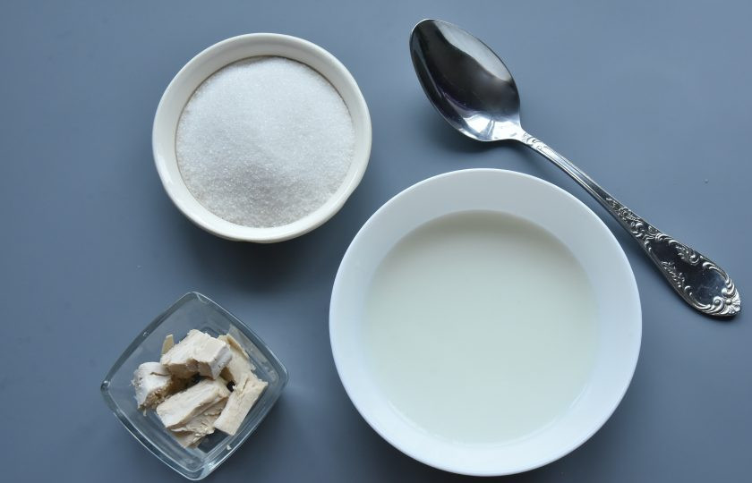 1. Этап. Краффин с маком: Для приготовления теста активируйте дрожжи. В 110 мл. теплого молока размешайте 1 ст.л. сахара от общего количества и добавьте свежие дрожжи.