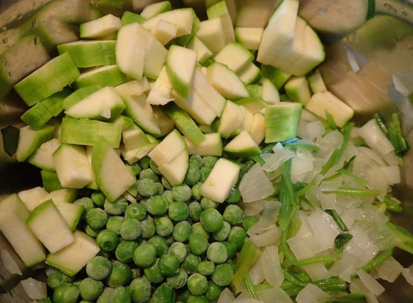 1. Этап. Блюда из мороженого горошка: 3. Потомите минут 5 на слабом огне и добавьте нарезанный кабачок и зеленый горошек. Его размораживать необязательно. Тушите и постоянно помешивайте.