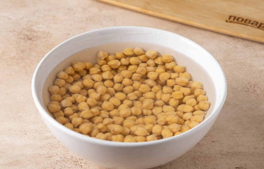 1. Этап. Фалафель в пите с салатом и помидором: Нут предварительно замочите в воде на 6-8 часов. Удобнее это делать на ночь. Затем промойте и тщательно обсушите с помощью бумажных полотенец.