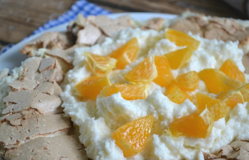 1. Этап. Десерт Павлова: Соберите торт. На корж безе в углубление положите крем, сверху украсьте измельченным апельсином. Традиционно для этого десерта использовалась клубника, но можно экспериментировать и брать самые разные фрукты и ягоды. В любом случае будет очень вкусно и празднично. Приятного аппетита!