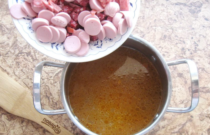 1. Этап. Солянка как в ресторане: Выложите в кастрюлю.