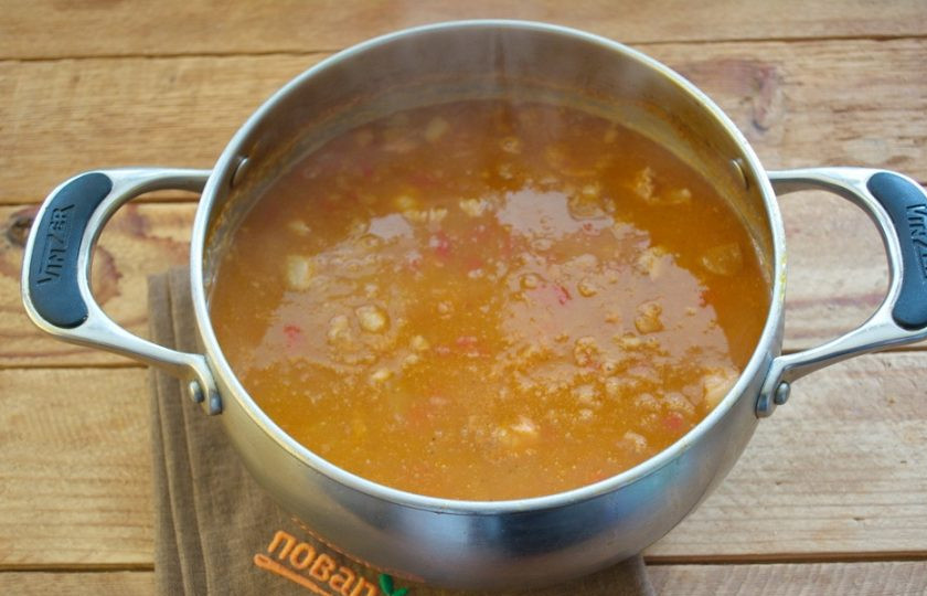 1. Этап. Цыганский острый суп: Добавьте в кастрюлю немного воды. Дайте закипеть. Посолите суп. поперчите. Варите 2-3 минуты и выключайте.