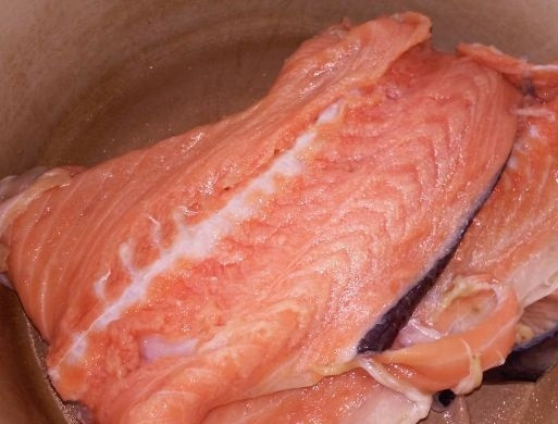 1. Этап. Лососевый суп: 2. Вытираю хребет салфетками и обрезаю хвост, плавники, помещаю его в кастрюлю.