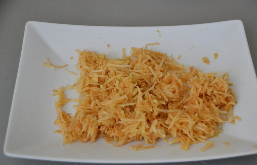 1. Этап. Салат из печени с яблоком: Натрите на крупной терке яблоки, если образовалось много сока его лучше слить. Чтобы яблоки не потемнели, можно сбрызнуть их лимонным соком.