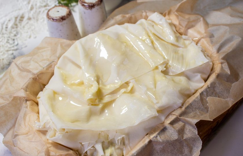 1. Этап. Спанакопита: Поднимите края теста, промазывая каждый слой сливочным маслом. Верх также смажьте маслом. Поставьте пирог в разогретую до 180 градусов духовку на 30-40 минут.