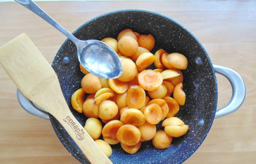 1. Этап. Жареное варенье из абрикосов на сковороде: Поставьте сковороду на плиту и налейте 3-4 столовые ложки воды.