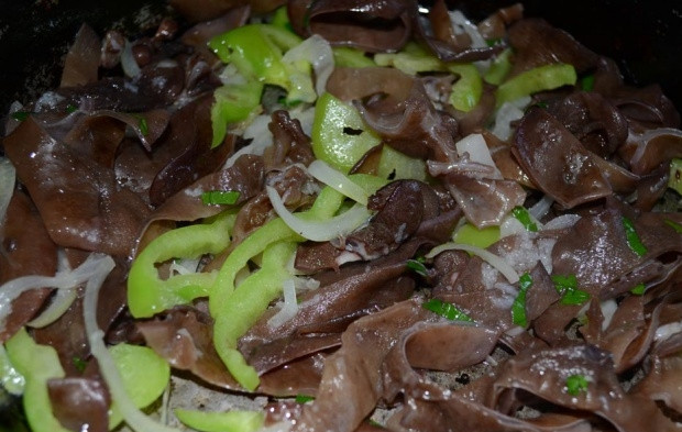 1. Этап. Грибы муэр: На растительном масле слегка обжарьте мелко нарезанный лук. Затем добавьте грибочки и сладкий перец. Обжаривайте примерно 2-3 минуты, постоянно помешивая. Влейте приготовленный соус в сковороду и доведите до кипения.