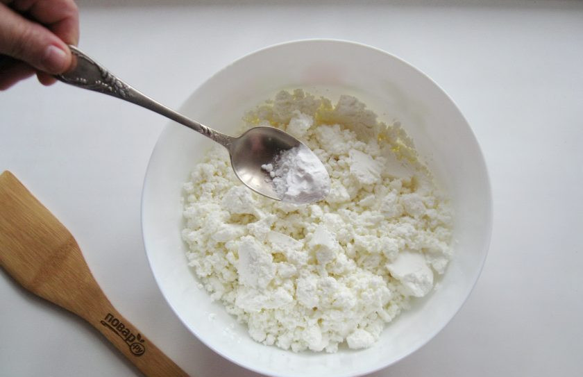 1. Этап. Десерт Новогодний венок: Добавьте сахарную пудру по вкусу.