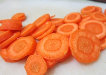 1. Этап. Уха из зубатки: Морковь вымыть, почистить, нарезать кружочками.