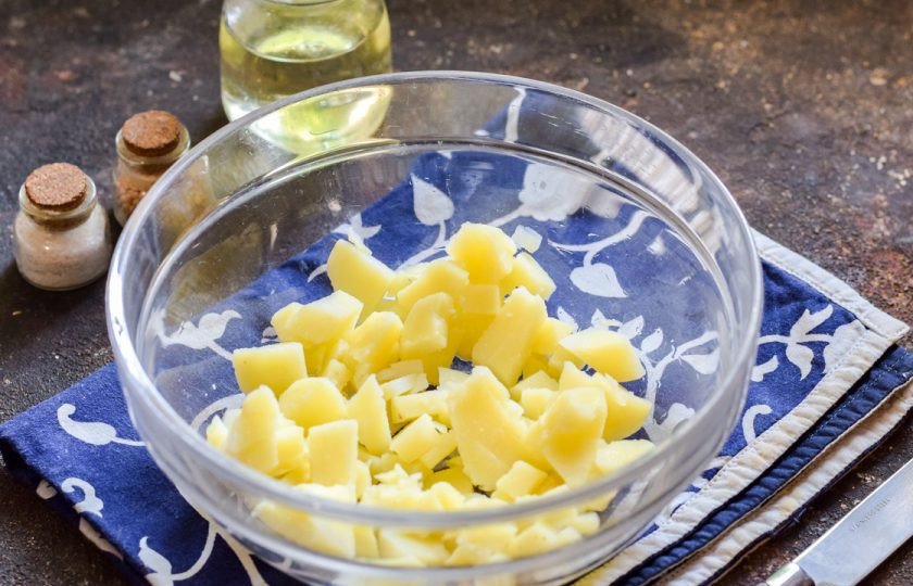 1. Этап. Селянский салат: Нарежьте картофель небольшими по размеру кубиками и переложите сразу в салатник или в глубокую емкость.