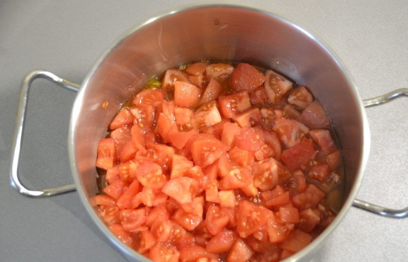 1. Этап. Соус Пассата: Выложите в кастрюлю порезанные на кусочки помидоры и уваривайте в течение 20-25 минут.