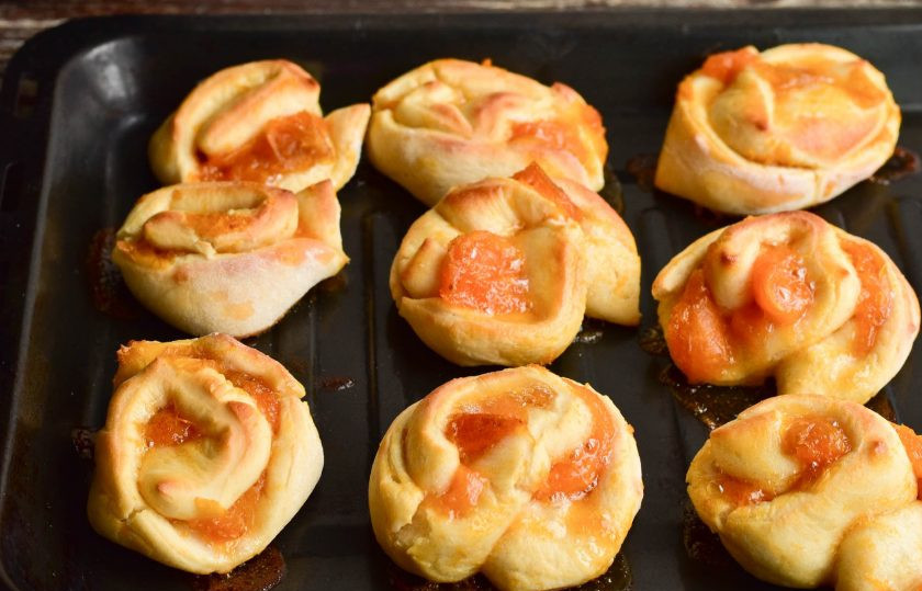 1. Этап. Печенье Утопленники: Отправьте печенье в разогретую до 190 градусов духовку на 30-35 минут.