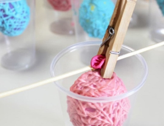 1. Этап. Пасхальные шоколадные яйца: 4. Закрепите шарик прищепкой на палочке и поместите в стакан. Вот в таком виде шоколад должен хорошо застыть.