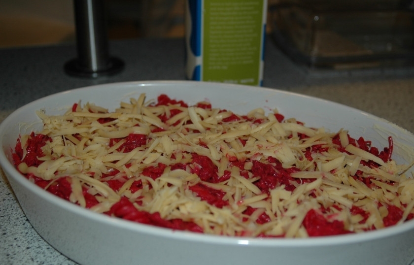 1. Этап. Свекольная запеканка с макаронами: Выкладываем массу в форму для запекания, посыпав сверху оставшимся тертым сыром. Отправляем в предварительно разогретую до 200 С градусов духовку на 15-20 минут.